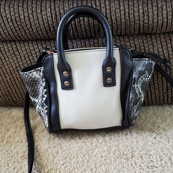 *Sale* AVON Signature Collection black & cream bag - Picture 2 of 7